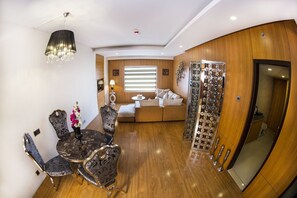 Suite présidentielle | Literie de qualité, minibar, coffre-fort, bureau