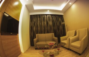 套房, 1 张特大床 | 高档床上用品、迷你吧、客房内保险箱、办公桌