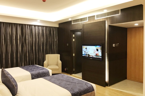 Premium Twin | Premium bedding, minibar, in-room safe, desk