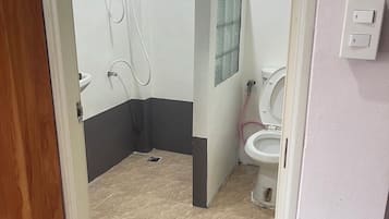 Shower, free toiletries