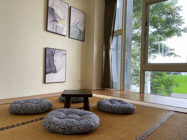 A room with tatami mats, a small table, and three cushions. There are four abstract paintings on the wall. - I Leisure iL BnB (Yuanshan)