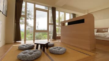 Familien-Vierbettzimmer, 2 Doppelbetten, Blick auf den Innenhof, zum Innenhof hin (R204) | Daunenbettdecken, Minibar, individuell dekoriert