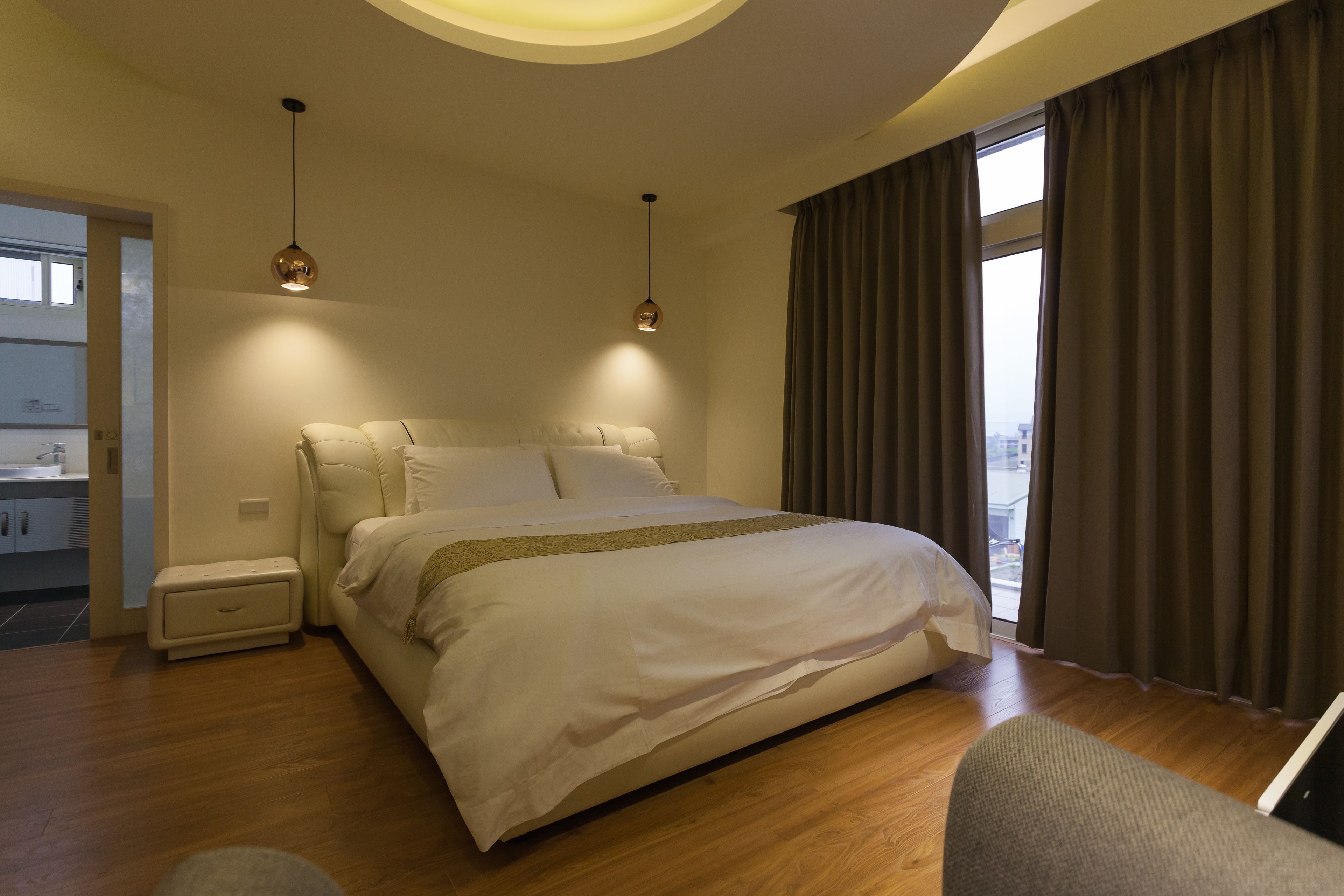 Kamar Double Deluks (R302) | Selimut bulu angsa, minibar, dan didekorasi berbeda-beda