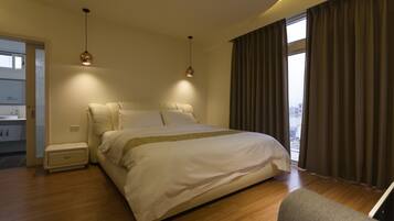 Kamar Double Deluks (R302) | Selimut bulu angsa, minibar, dan didekorasi berbeda-beda