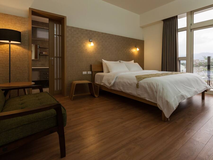 Deluxe tweepersoonskamer (R202) | Donzen dekbedden, een minibar, individueel gedecoreerd