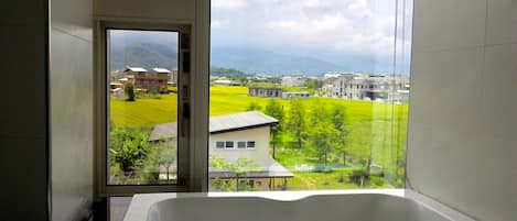 Kamar Double Deluks (R302) | Kamar mandi | Bathtub dan shower terpisah dan bathtub besar