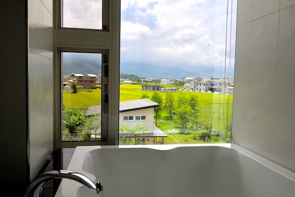 Deluxe dubbelrum (R302) | Badrum | Badkar och dusch, djupt badkar, gratis toalettartiklar och hårtork