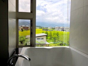 Deluxe-Doppelzimmer (R302) | Badezimmer | Badewanne und Dusche (separat), Komfortbadewanne