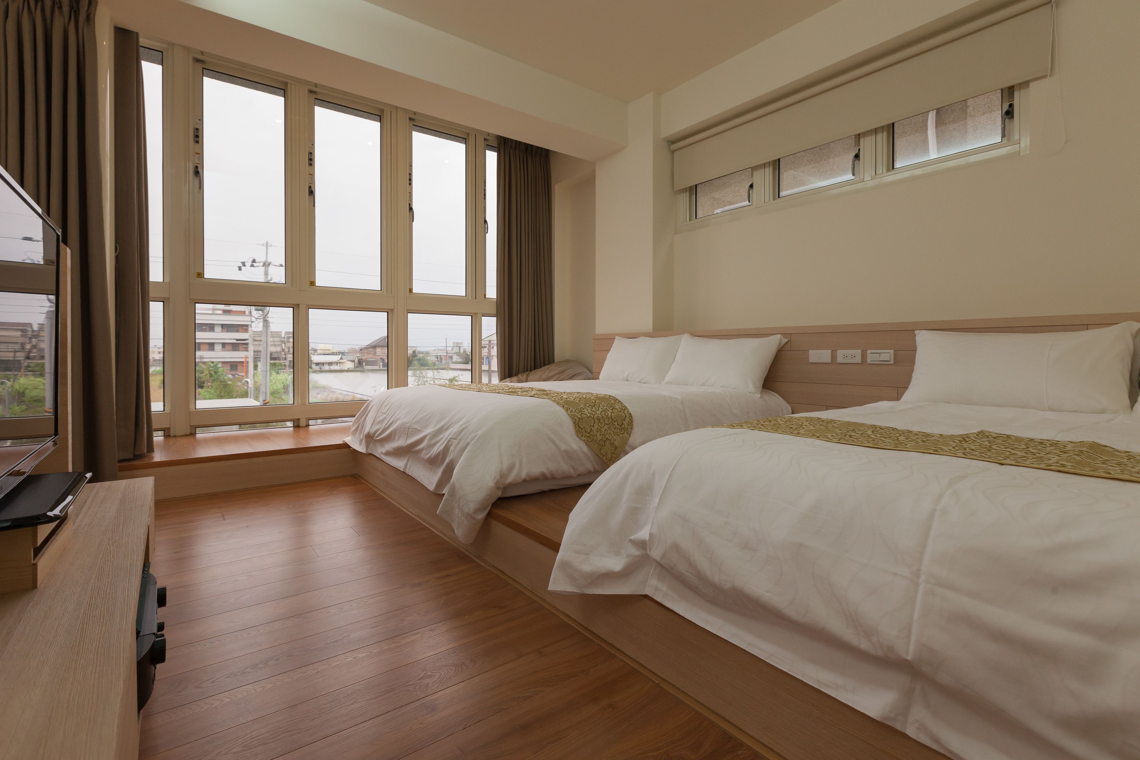 Familie vierpersoonskamer, 2 tweepersoonsbedden, uitzicht op de binnenplaats (R204) | Donsdekens, een minibar, individueel gedecoreerd, een laptopwerkplek