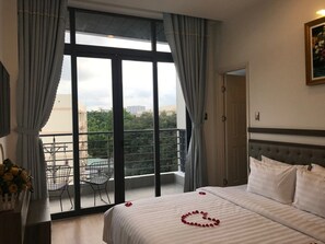 Quarto casal panorâmico, 1 cama King, sacada, vista para o rio (Suite) | 1 quarto, edredons de pluma, camas com colchões pillow-top, frigobar