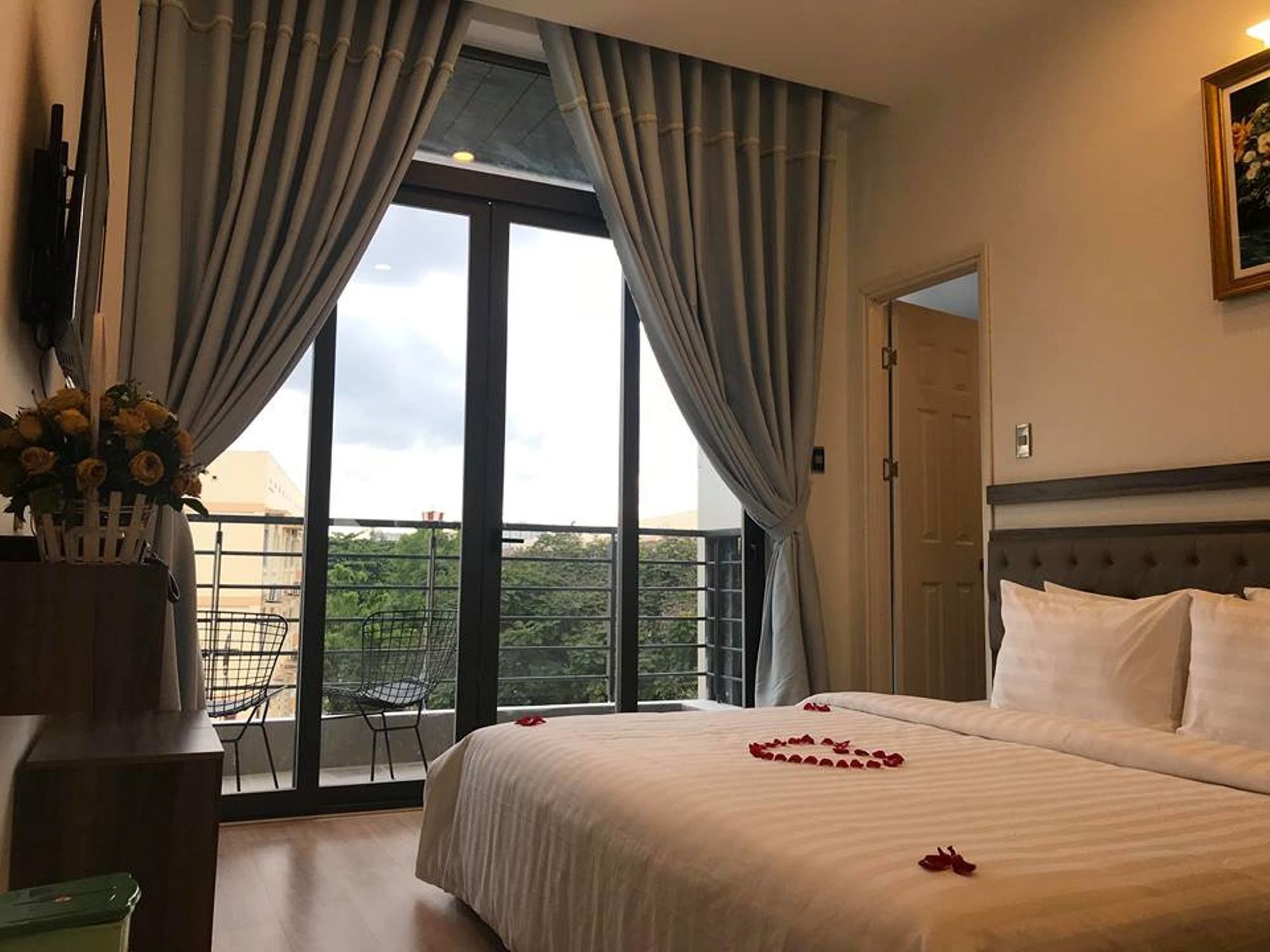 Suite Double or Twin Room, Balcony, River view | 1 bedroom, down comforters, pillowtop beds, minibar