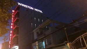 El exterior del Hotel Winston con su señalización iluminada.