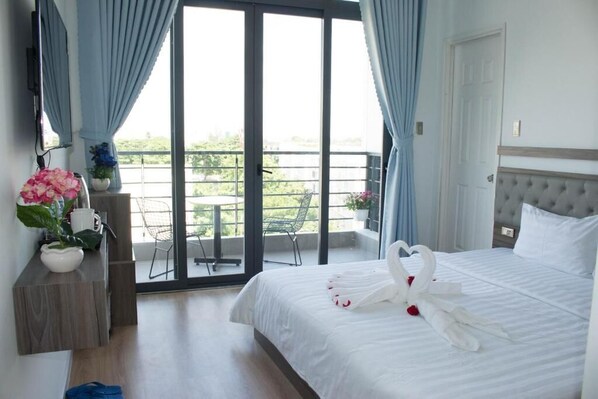Quarto casal panorâmico, 1 cama King, sacada, vista para o rio (Suite) | 1 quarto, edredons de pluma, camas com colchões pillow-top, frigobar