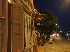 Fachada da propriedade à noite