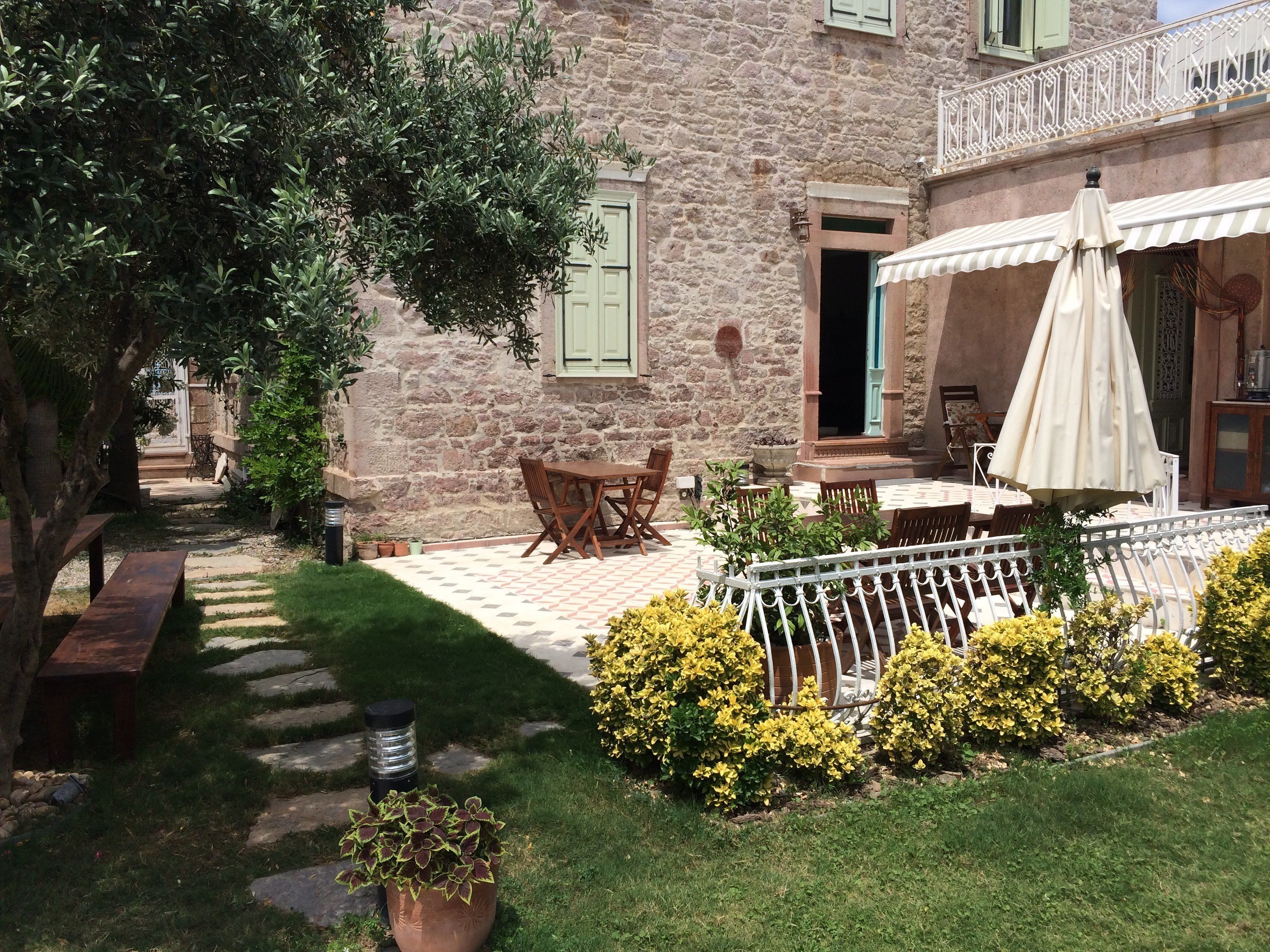 blackout curtains, free wifi, bed sheets