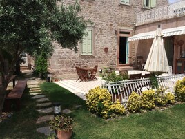 Blackout drapes, free WiFi, bed sheets