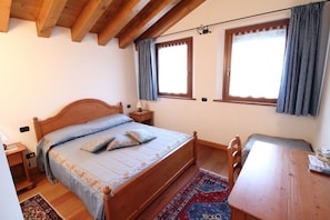 Doppel- oder Zweibettzimmer | Individuell eingerichtet, Schreibtisch, kostenloses WLAN
