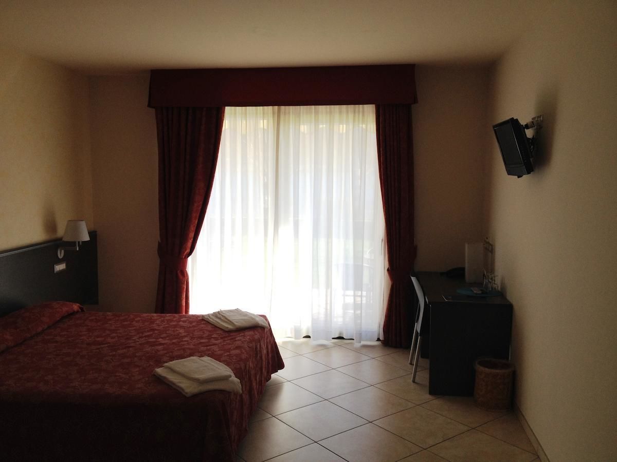 superior double room, 1 double or 2 single beds, lake view | minibar, in-room safe, desk, soundproofing