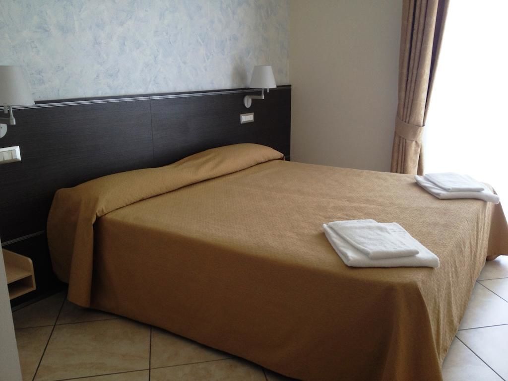 standard double room, 1 double or 2 single beds, mountain view | minibar, in-room safe, desk, soundproofing