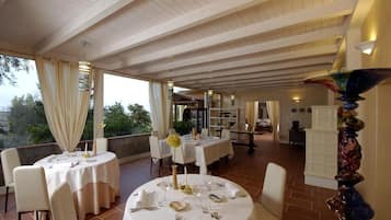 Petit déjeuner et déjeuner servis sur place, spécialités Cuisine locale
