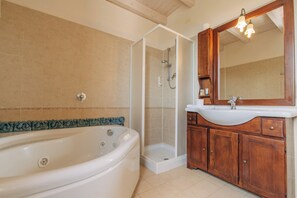 Phòng Junior, bồn tắm thủy lực, quang cảnh biển | Phòng tắm | Đồ dùng nhà tắm miễn phí, máy sấy tóc, dép đi trong nhà 