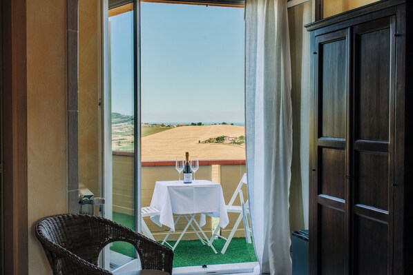 Double Room, Balcony, Sea View | Premium bedding, in-room safe, desk, free WiFi