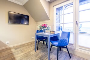 Appartement Luxe, salle de bains privée, vue mer | Restaurant