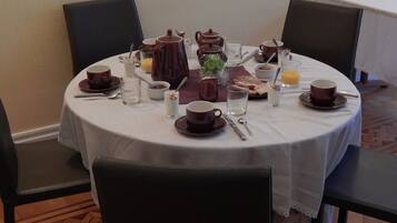 Dagelijks ontbijtbuffet (EUR 8.50 per persoon)