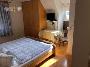 Double Room | Bed sheets - Hotel Kreta (Ueberlingen)