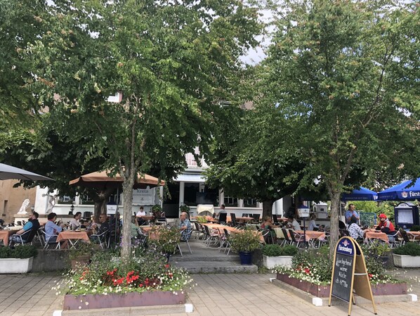 Front of property - Hotel Kreta (Ueberlingen)