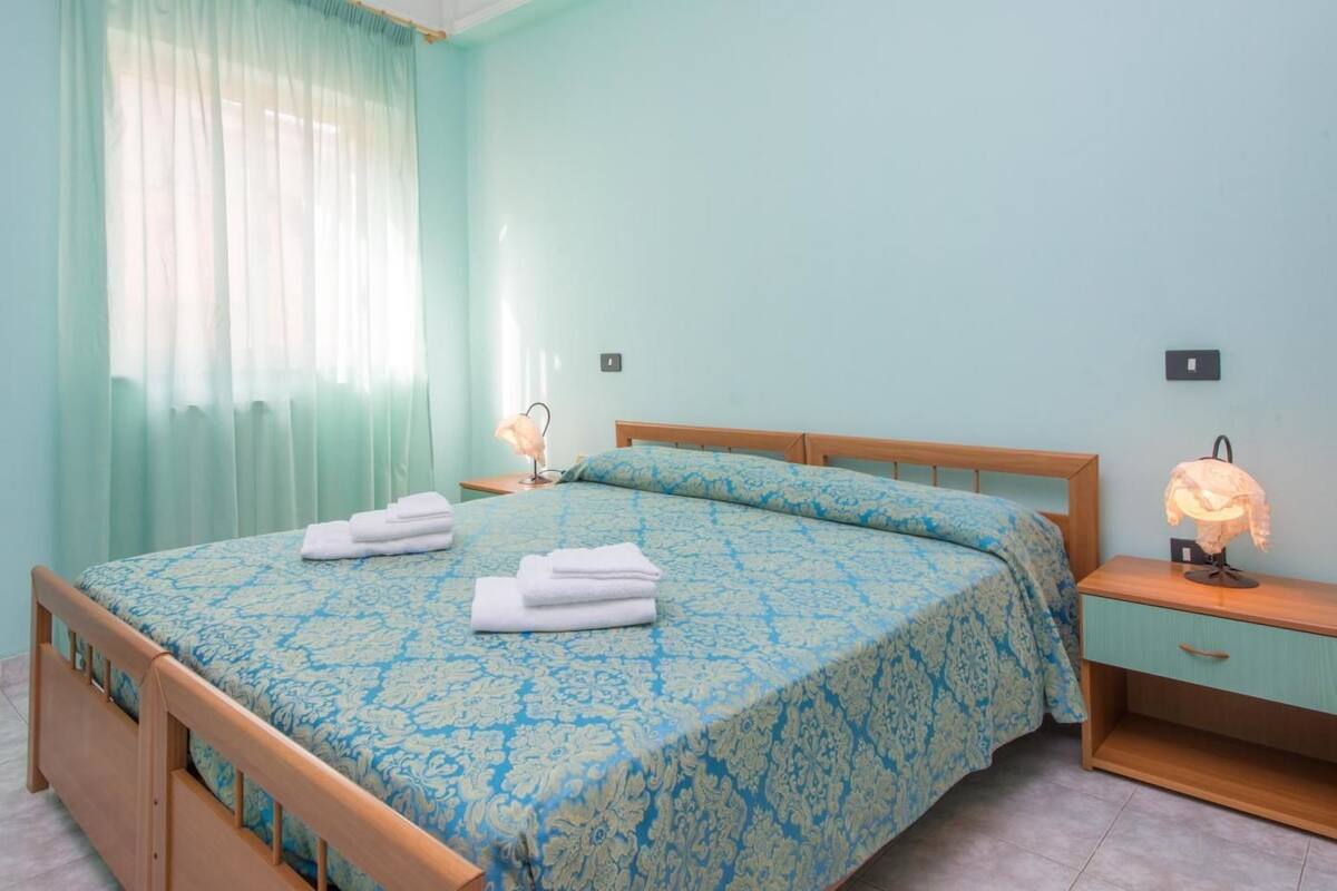 Habitación cuádruple | Escritorio, cortinas blackout y tabla de planchar con plancha