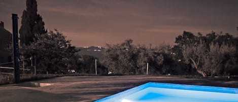 Alberca al aire libre por temporada y sombrillas en la alberca