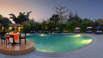 Una piscina al aire libre