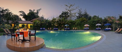 Una piscina al aire libre