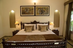 Luxury Room | Individually furnished, bed sheets - Tiger's Den Resort Bandhavgarh (Manpur)
