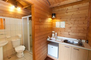 Deluxe Double Room | Bathroom | Shower, free toiletries, hair dryer, slippers - Locasu B&B (Datong)