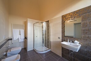 Classic Double Room | Bathroom | Shower, hydromassage showerhead, free toiletries, hair dryer - Villa Dell'Annunziata (Rieti)