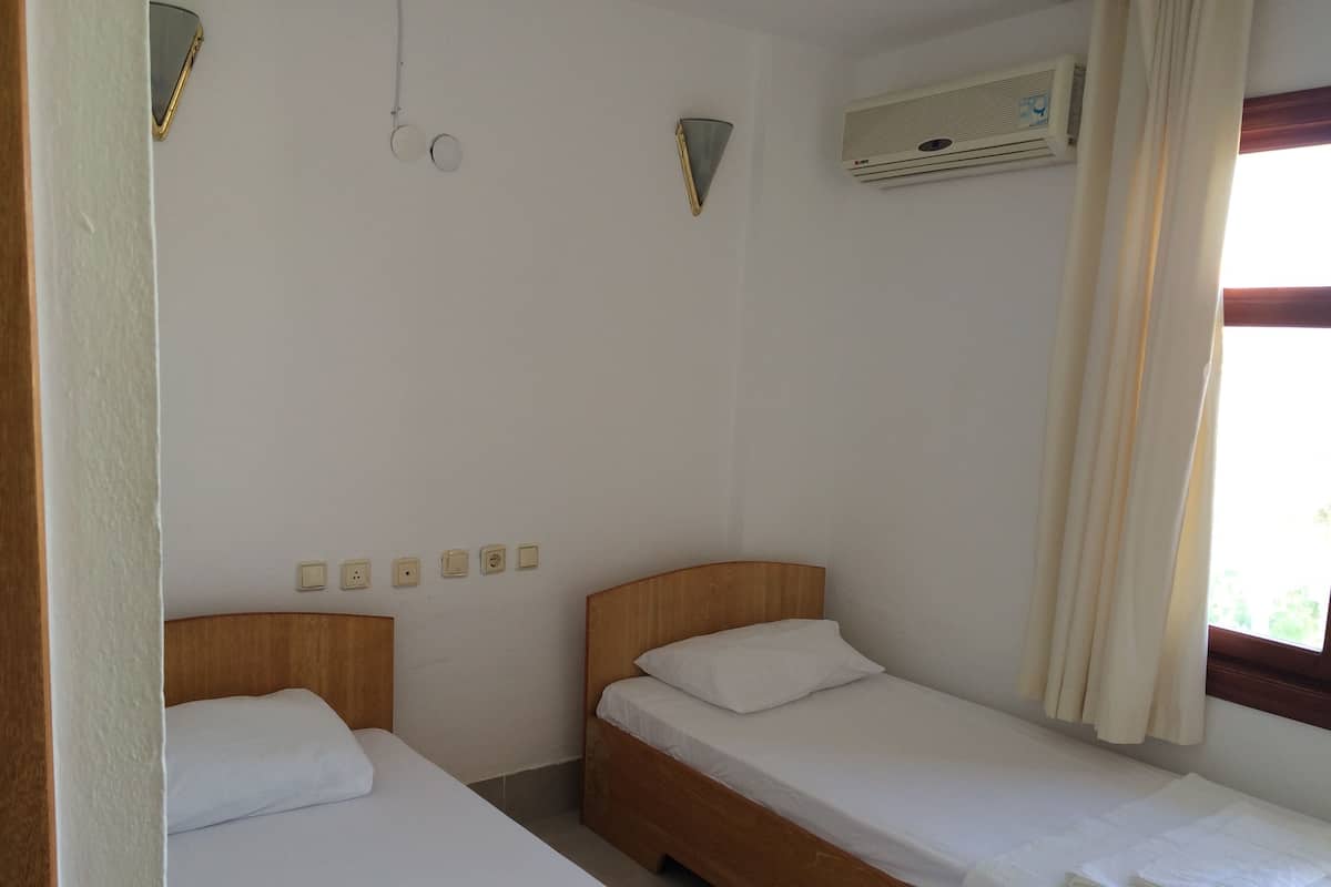 Standard Room | Desk, free cribs/infant beds, free WiFi