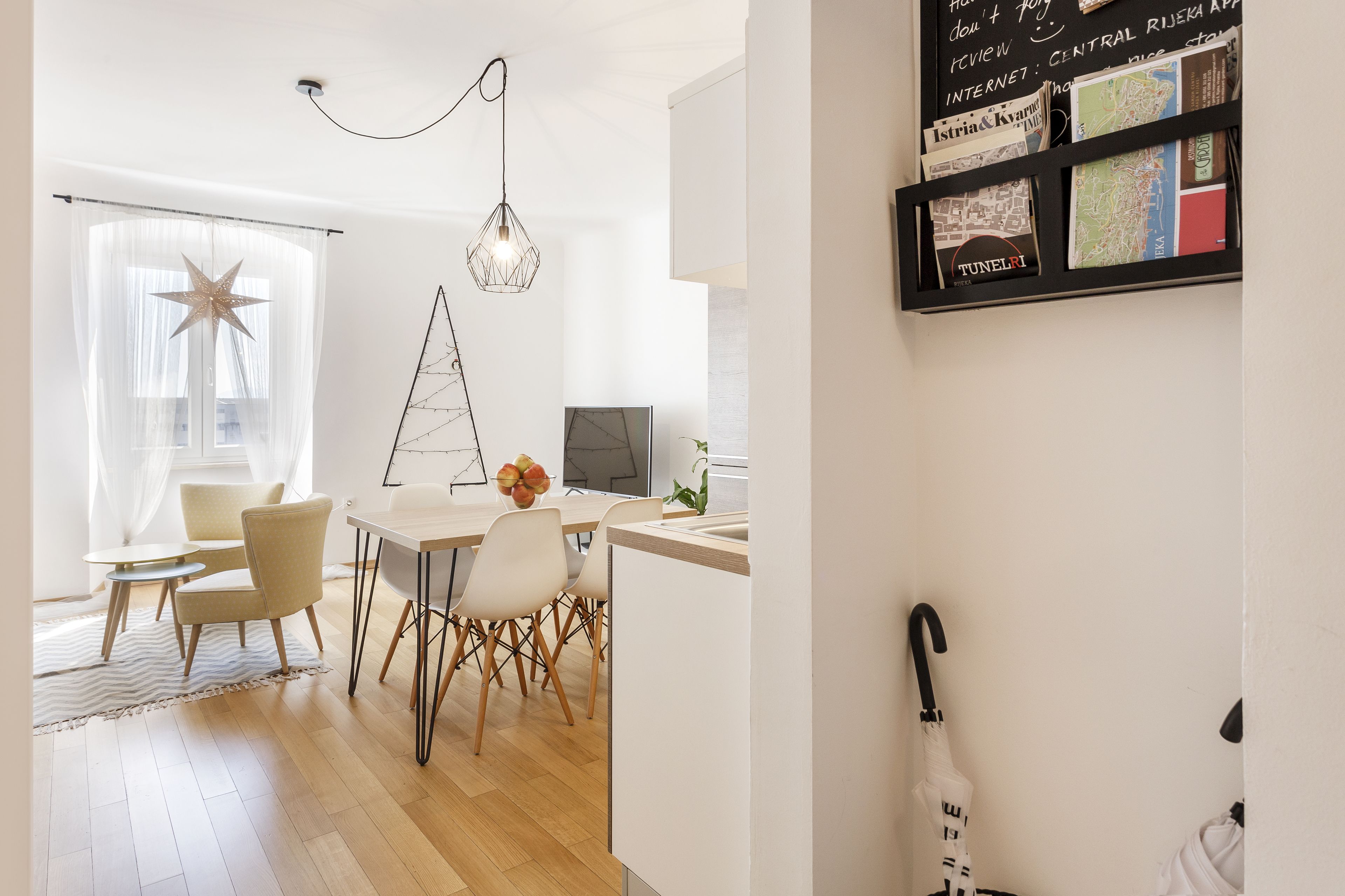 Deluxe Apartment | Living area | Flat-screen TV