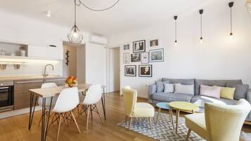 Deluxe Apartment | Living area | Flat-screen TV