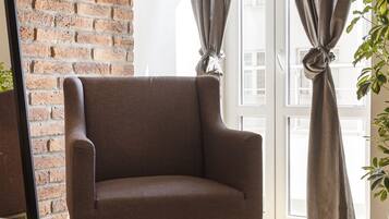 Design Studio | Premium bedding, in-room safe, desk, laptop workspace