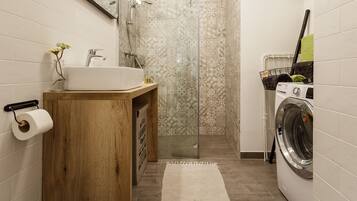 Appartamento Deluxe | Bagno | Doccia, set di cortesia gratuito, asciugacapelli, pantofole