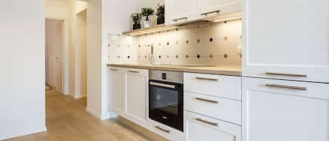 Design Apartment | Private kitchen | Fridge, microwave, oven, stovetop