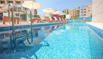 Una piscina al aire libre de temporada (de 10:00 a 19:00), sombrillas