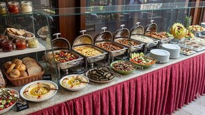 A buffet with various food items and condiments. - Hotel Delta Altinkum (Didim)