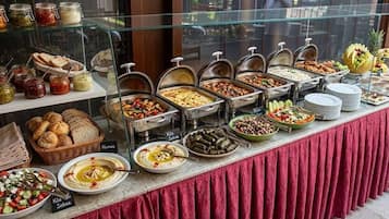 S'hi serveixen esmorzars, dinars i sopars