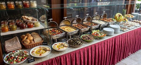 Petit déjeuner, déjeuner et dîner servis sur place