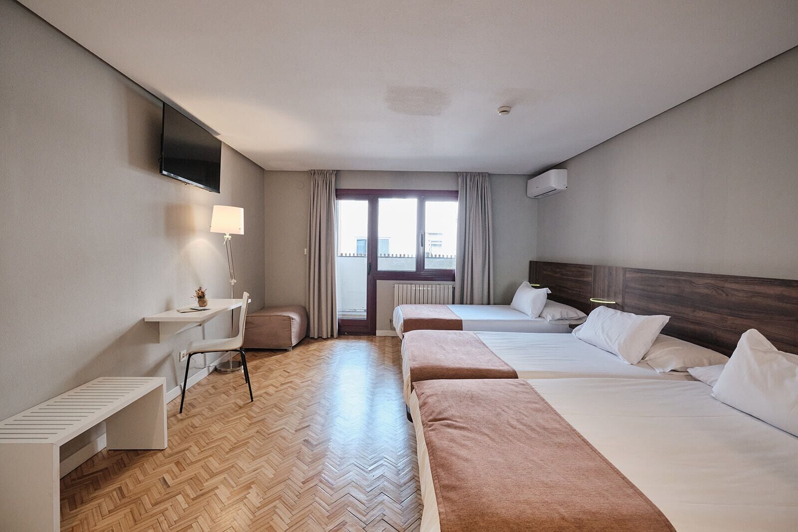 Driepersoonskamer | 1 slaapkamer, donsdekens, een bureau, gratis wifi