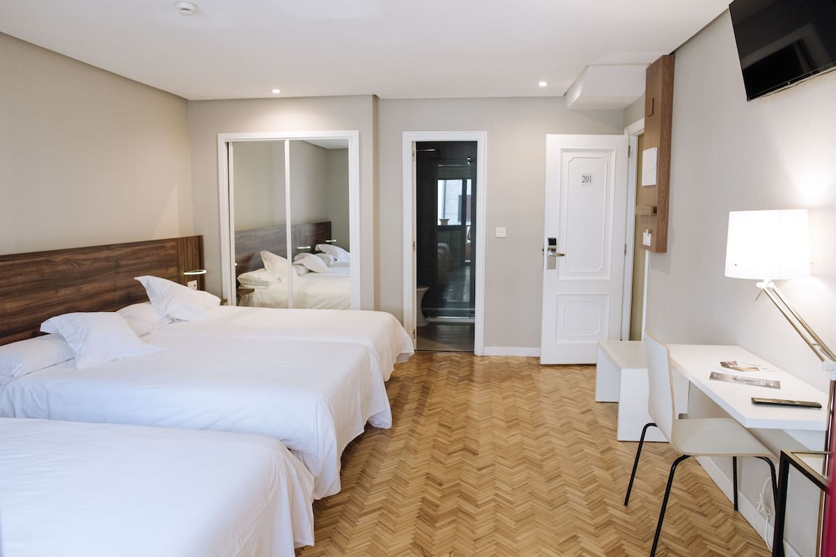 Driepersoonskamer | 1 slaapkamer, een bureau, gratis wifi, beddengoed