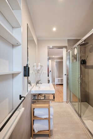 Family Room | Bathroom - Hotel Mogay (Chantada)